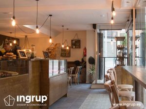 10 nueva entrada mobiliario puerta automatica barra madera gres hidraulicoingrup estudi diseno construccion retail granollers barcelona