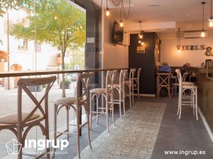 12 despues barra cristalera taburetes mobiliario gres hidraulico interiorismo decoracioningrup estudi diseno construccion retail granollers barcelona