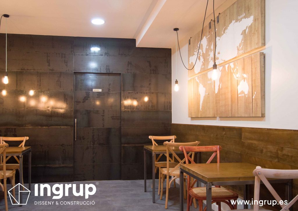 18 entrada baños chapa acero barnizada mobiliario iluminacion decoracion interiorismo reforma integral local comercial ingrup estudi diseno construccion retail granollers barcelona