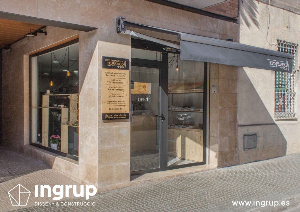 01 rotulo exterior madera fabricacion vinilo mykoco diseño interiorismo obra reforma local comercial obrador japones dulces ingrup estudio diseno construccion retail granollers barcelona