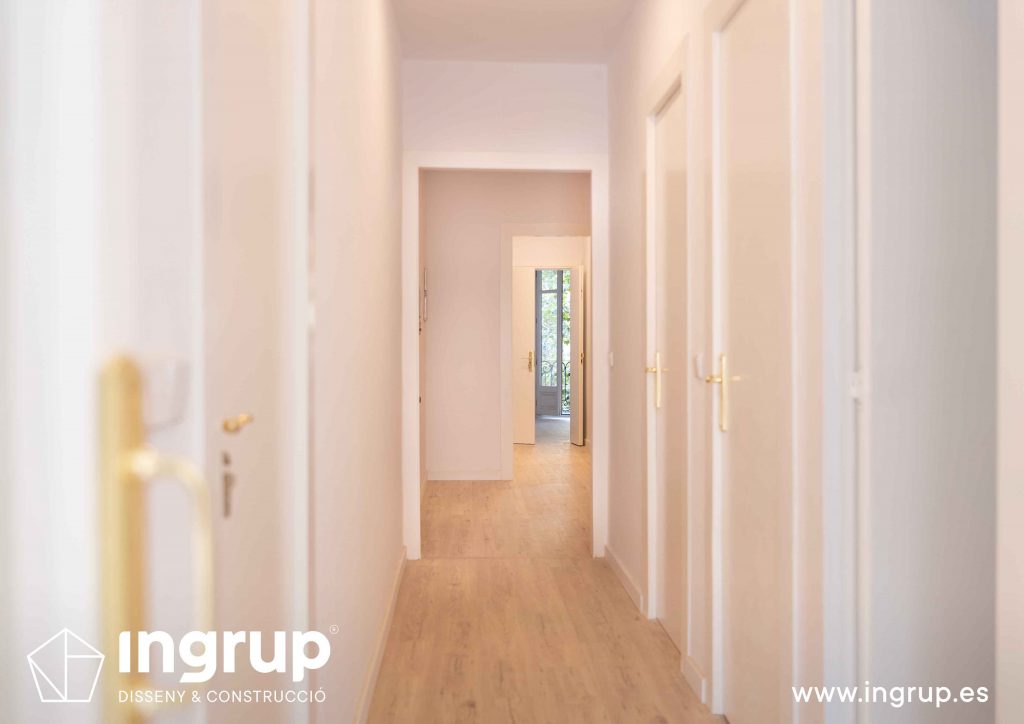 012 pasillo reforma integral piso barcelona rehabilitacion pintura parquet pavimento instalacion ingrup estudio diseno construccion retail granollers barcelona