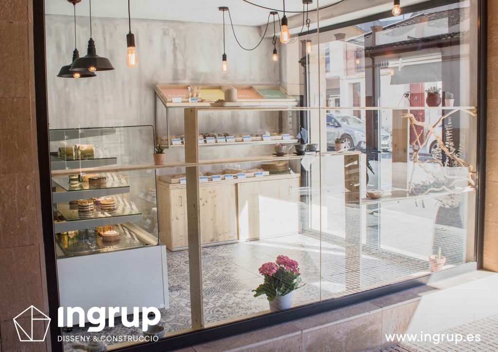 02 cristalera exteiror decoracion mobiliario mykoco diseño interiorismo obra reforma local comercial obrador japones dulces ingrup estudio diseno construccion retail granollers barcelona