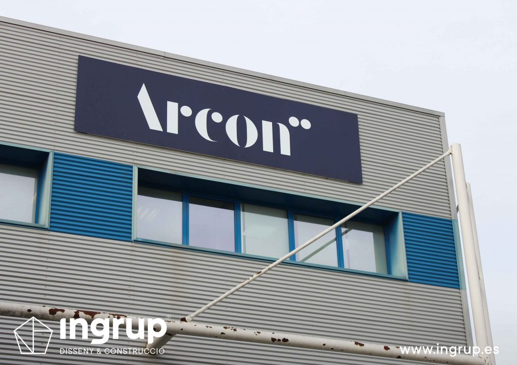 02 rotulacion integral nave industrial arcon rotulo exterior vinilos fachada ingrup estudio diseno construccion retail granollers barcelona