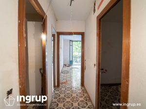 03 antes pasillo proceso obra reforma integral piso barcelona interiorismo ingrup estudio diseno construccion retail granollers barcelona
