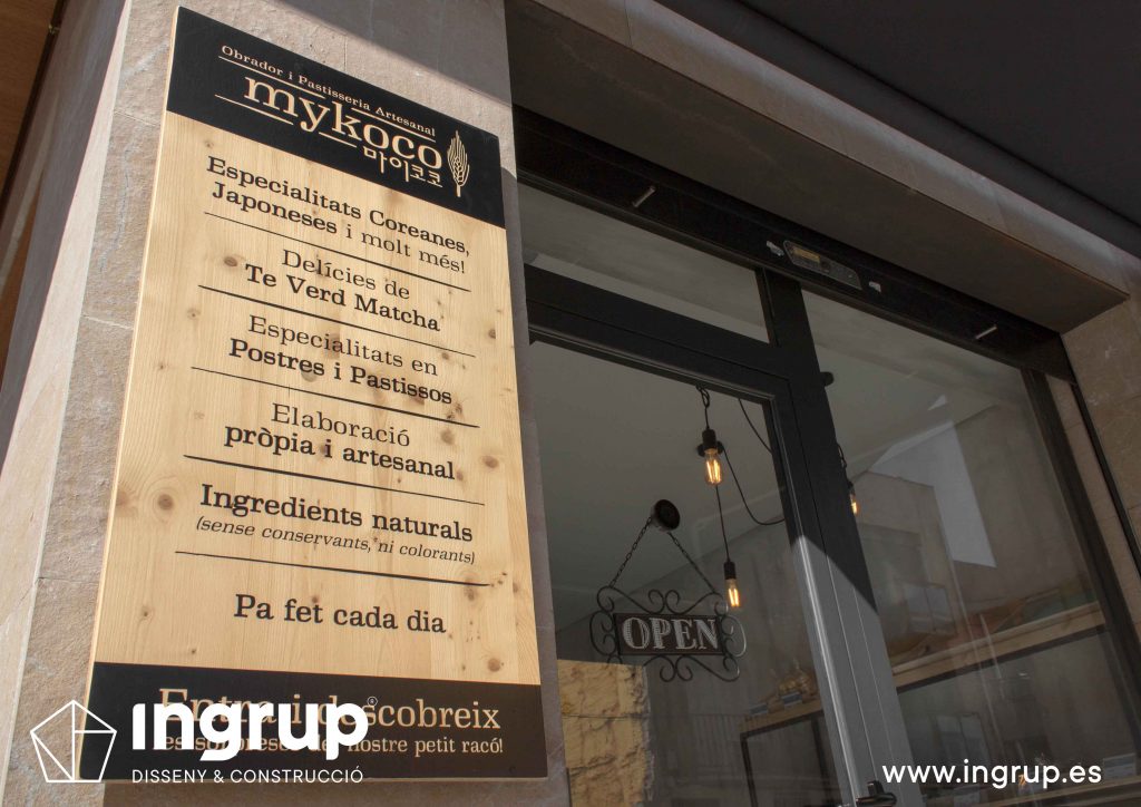03 detalle rotulo exterior madera fabricacion mykoco diseño interiorismo obra reforma local comercial obrador japones dulces ingrup estudio diseno construccion retail granollers barcelona