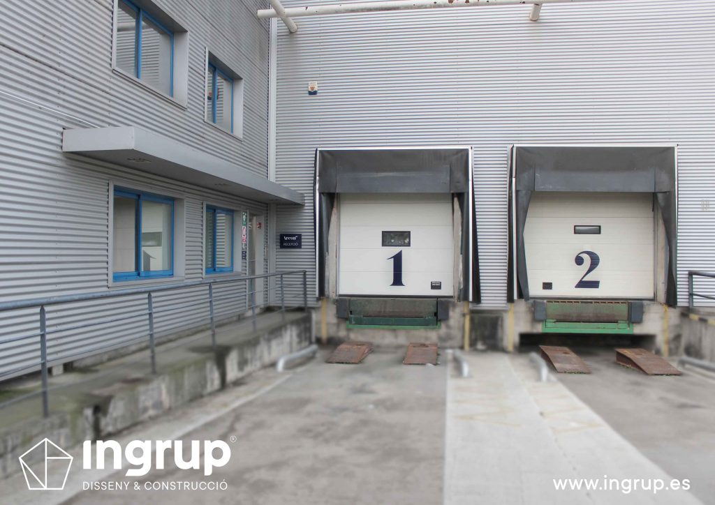 03 rotulacion integral nave industrial arcon señaletica exterior vinilos fachada ingrup estudio diseno construccion retail granollers barcelona
