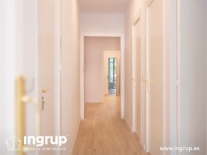 04 despues pasillo pintura puertas herrajes proceso obra reforma integral piso barcelona interiorismo ingrup estudio diseno construccion retail granollers barcelona