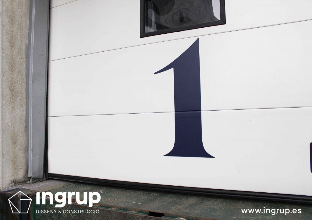 04 rotulacion integral nave industrial arcon señaletica detalle exterior vinilos fachada ingrup estudio diseno construccion retail granollers barcelona