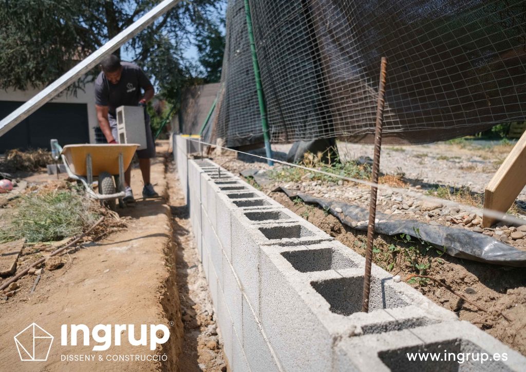 05 bloques construccion muro divisor vivienda particular obra reforma ingrup estudio diseno construccion retail granollers barcelona