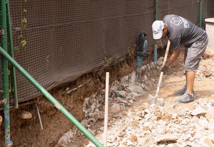 06 slider construcción muro divisor malla torsion operario vivienda particular ingrup estudio diseno construccion retail granollers barcelona