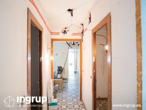 07 antes pasillo proceso obra reforma integral piso barcelona interiorismo ingrup estudio diseno construccion retail granollers barcelona
