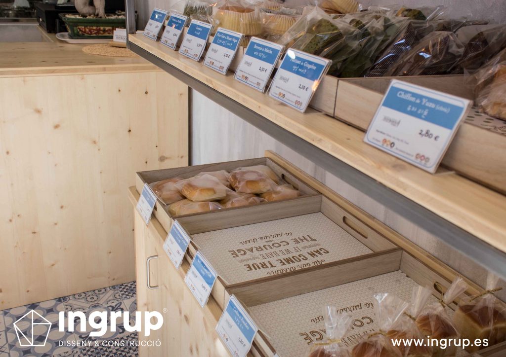 07 detalle materiales estanteria fabricacion propia mykoco diseño interiorismo obra reforma local comercial obrador japones dulces ingrup estudio diseno construccion retail granollers barcelona