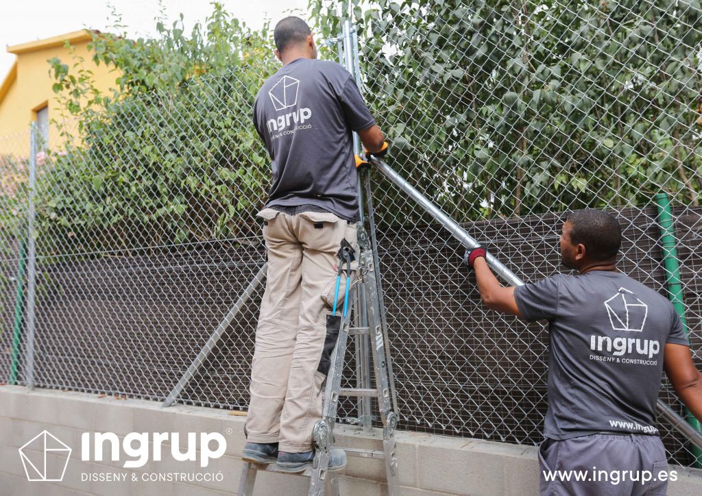 07 operarios malla torsion colcoacion construccion muro divisor vivienda particular obra reforma ingrup estudio diseno construccion retail granollers barcelona