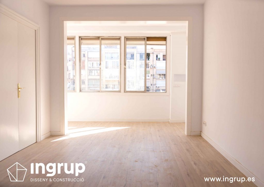 08 comedor luz natural reforma integral piso barcelona rehabilitacion pintura parquet pavimento instalacion ingrup estudio diseno construccion retail granollers barcelona