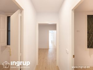 08 despues pintura pasillo molduras proceso obra reforma integral piso barcelona interiorismo ingrup estudio diseno construccion retail granollers barcelona