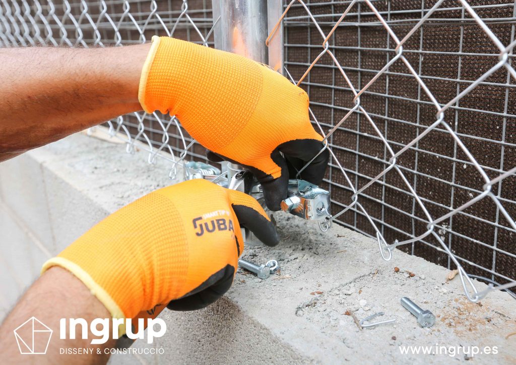 08 detalle colocacion malla torsion operario construccion muro divisor vivienda particular obra reforma ingrup estudio diseno construccion retail granollers barcelona