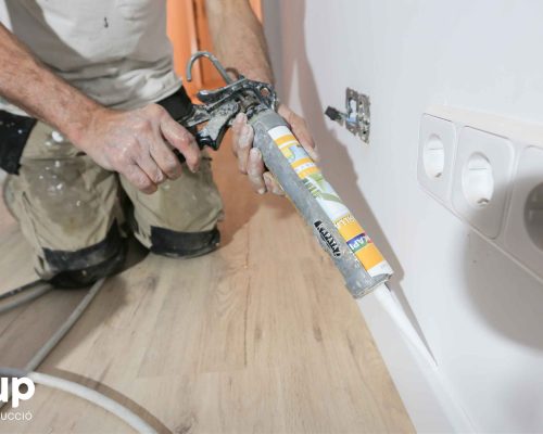 08 sellado juntas rodapies proceso obra reforma integral piso barcelona interiorismo ingrup estudio diseno construccion retail granollers barcelona