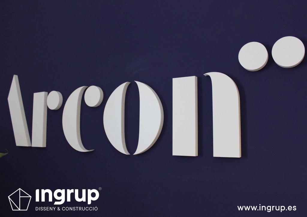 10 detalle letras corporeas pvc señaletica interior nave industrial fabricacion produccion instalacion vinilo ingrup estudio diseno construccion retail granollers barcelona