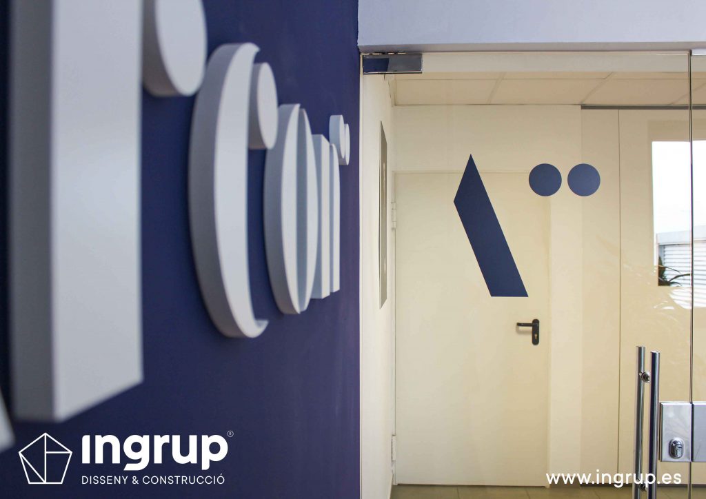 11 detalle decoracion vinilo corte impresion señaletica interior nave industrial fabricacion produccion instalacion vinilo ingrup estudio diseno construccion retail granollers barcelona