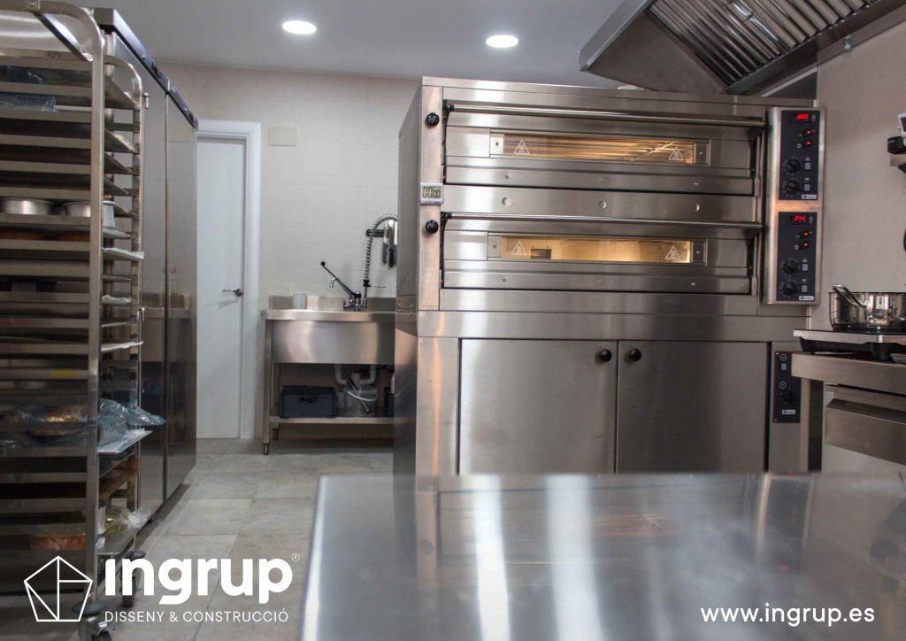 12 cocina obrador maquinaria industrial horno nevera inox mykoco diseño interiorismo obra reforma local comercial obrador japones dulces ingrup estudio diseno construccion retail granollers barcelona
