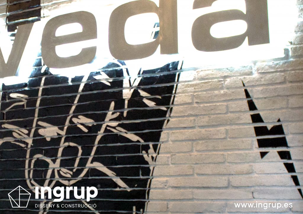 05 interiorismo comercial rotulacion boveda barcelona iluminacion vinilo gramollers reforma ingrup estudi diseno construccion retail granollers barcelona