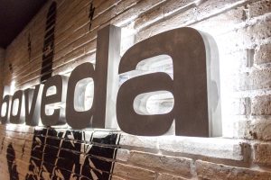 entrada boveda rotulacion cartel luminoso barcelona ingrup estudio